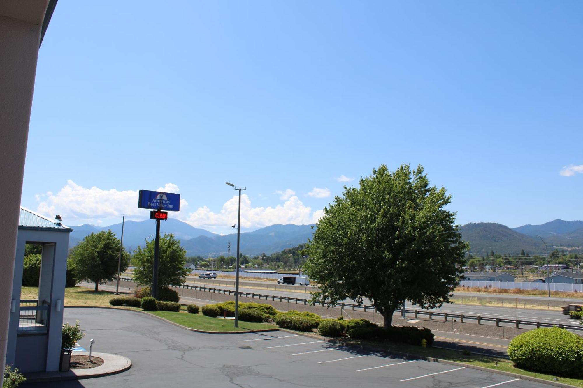 Americas Best Value Inn Phoenix Medford Exterior foto