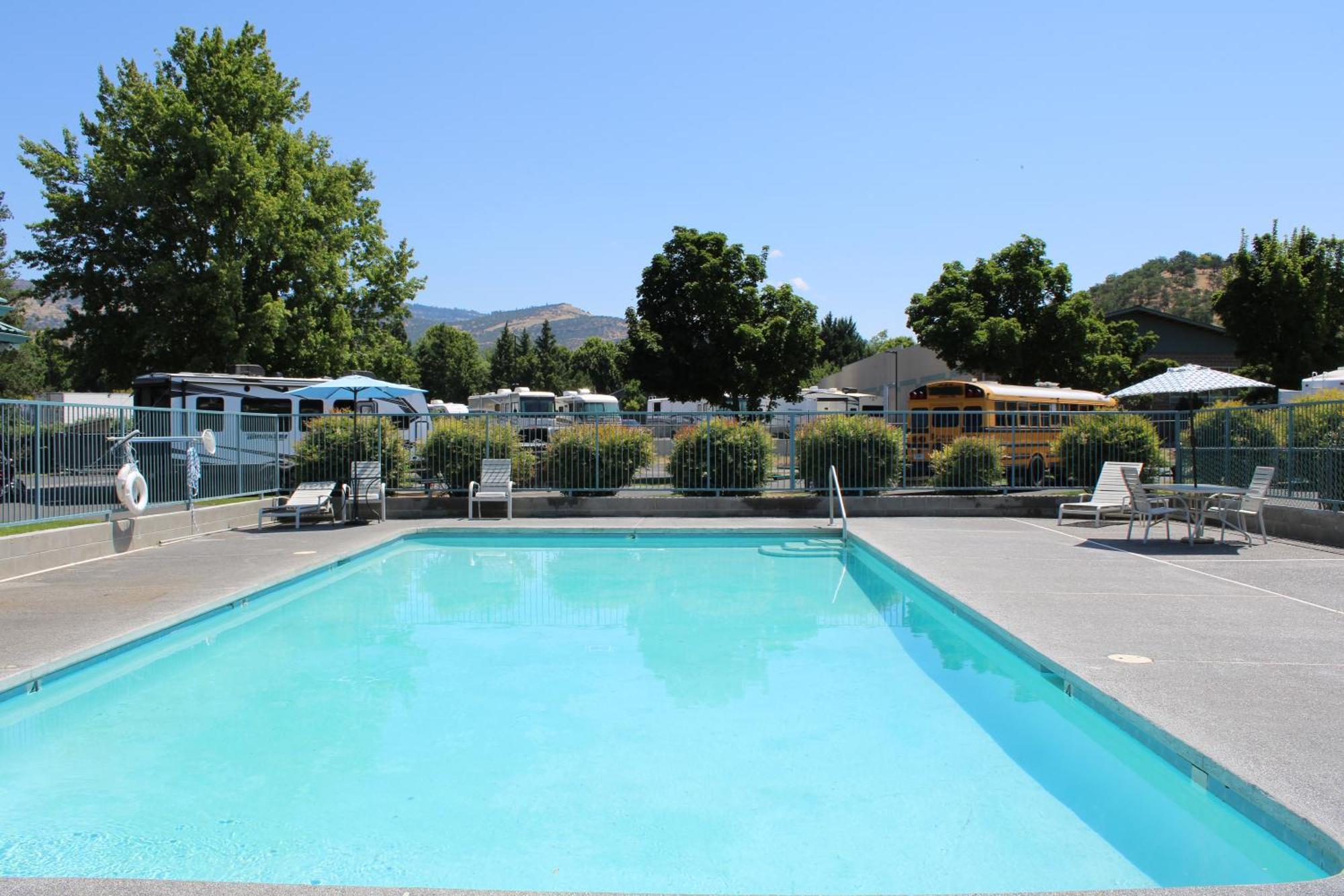 Americas Best Value Inn Phoenix Medford Exterior foto