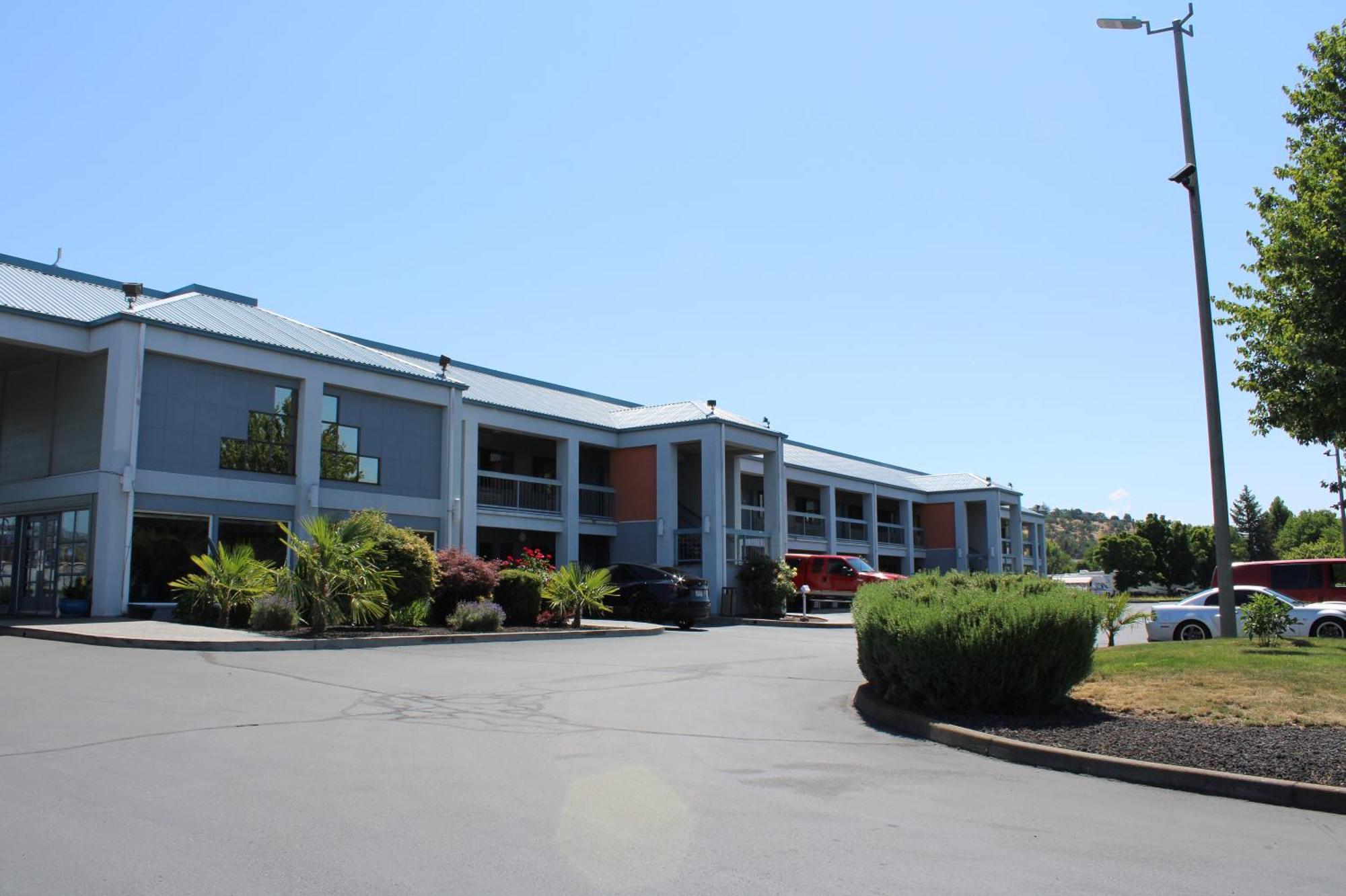 Americas Best Value Inn Phoenix Medford Exterior foto