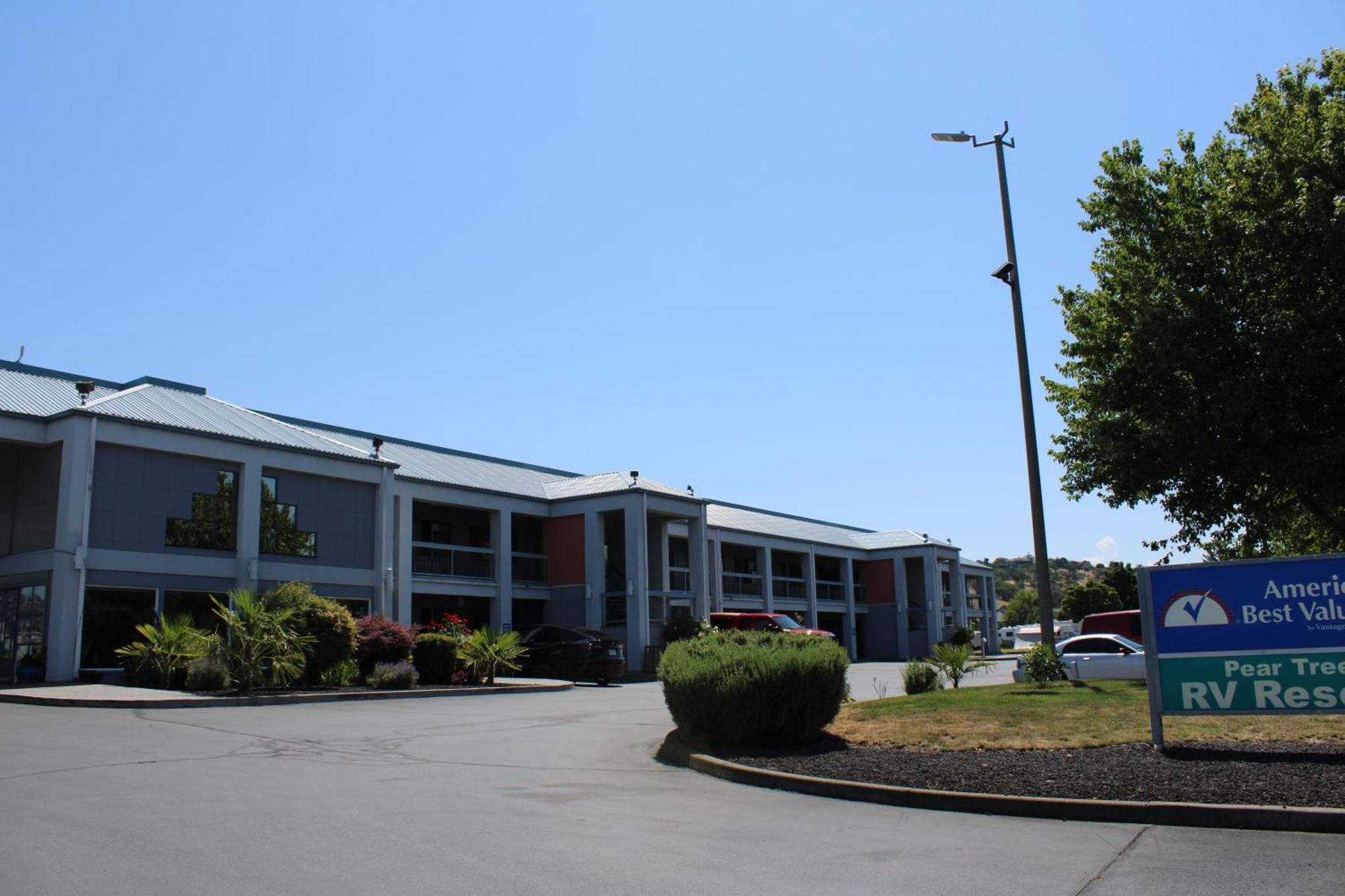 Americas Best Value Inn Phoenix Medford Exterior foto